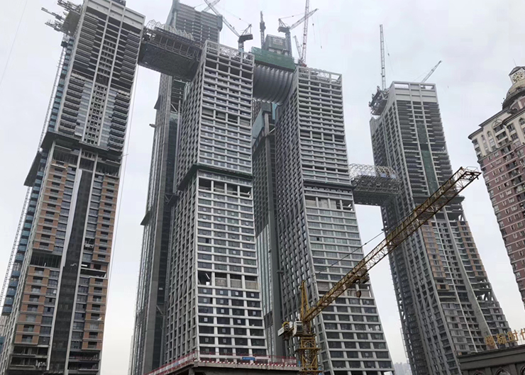 重慶來福士廣場景觀天橋結(jié)構(gòu)提升（提升重量3x900噸 ，提升高度203米）